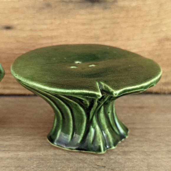 Vintage Frog on Lilypad Salt and Pepper Shaker Set - Picture 5 of 10